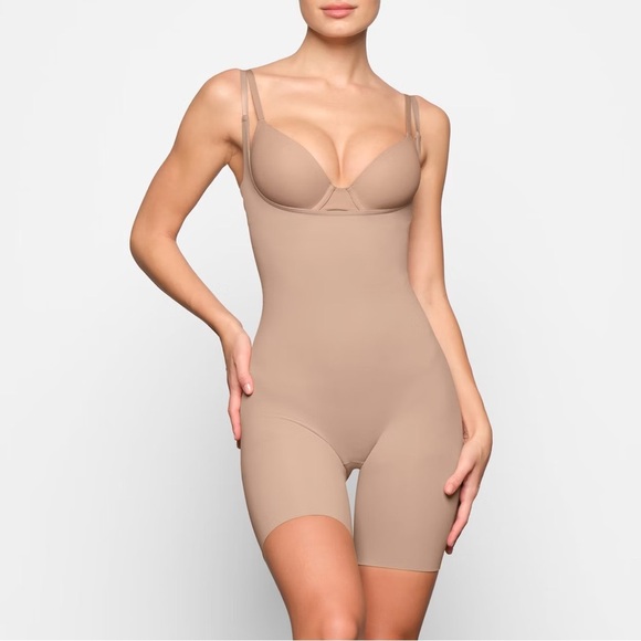 Skims Butt Lifting Open Bust Bodysuit In Clay - Picture 1 of 5